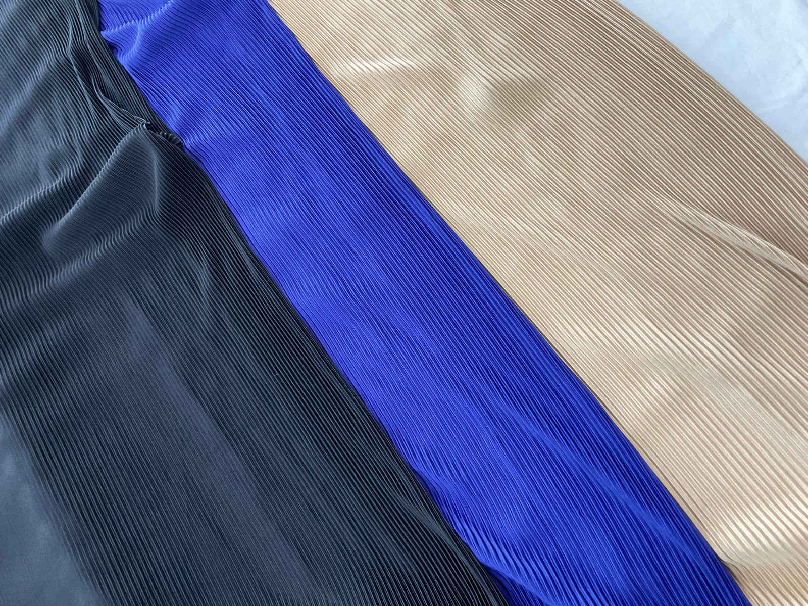 光沢感のあるニットプリーツ生地　c-13 c-14 ロイヤルブルー　ベージュ