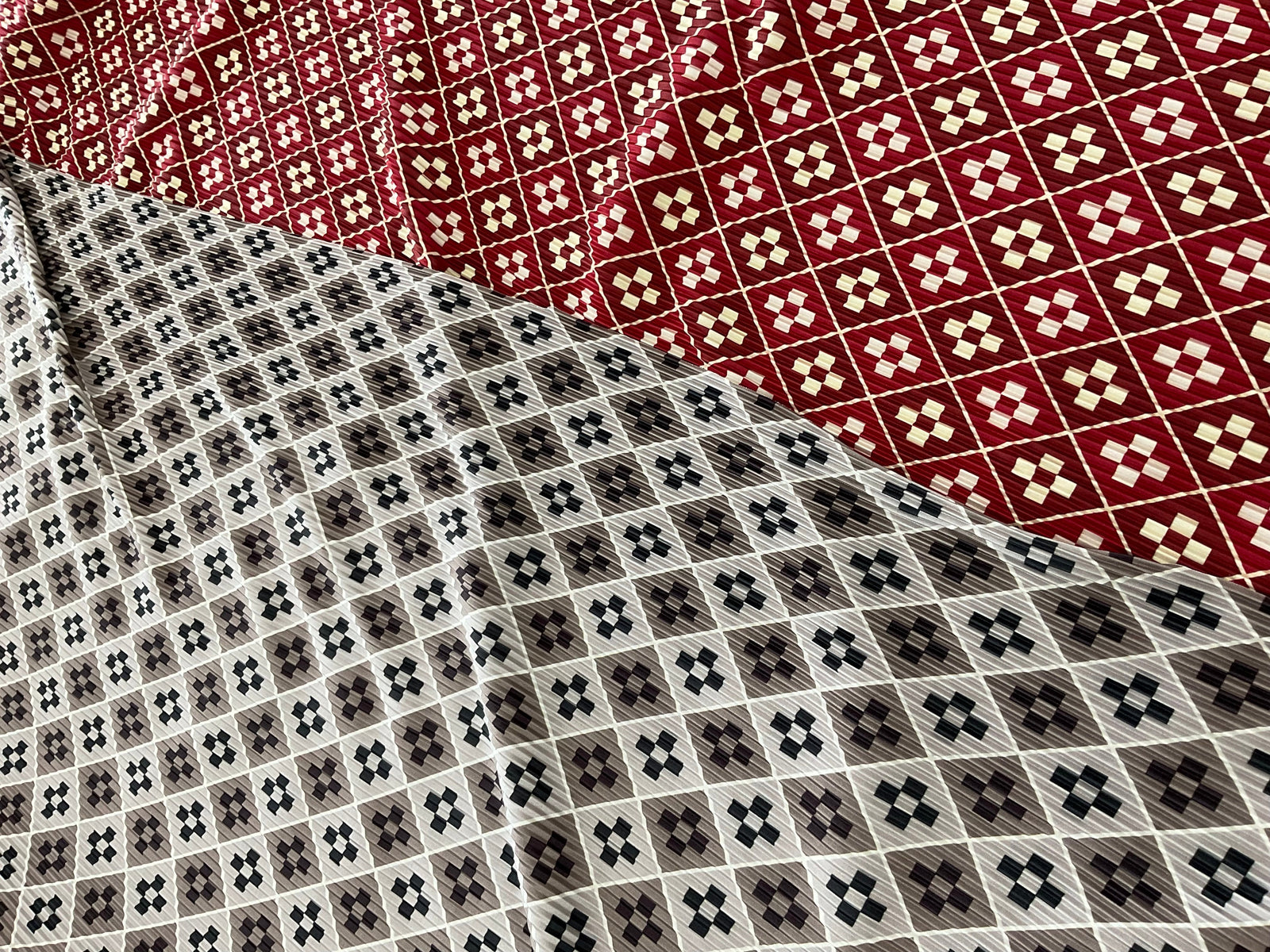 プリントニットプリーツ生地　c-15 グレー　ｃ-16　ボルドー