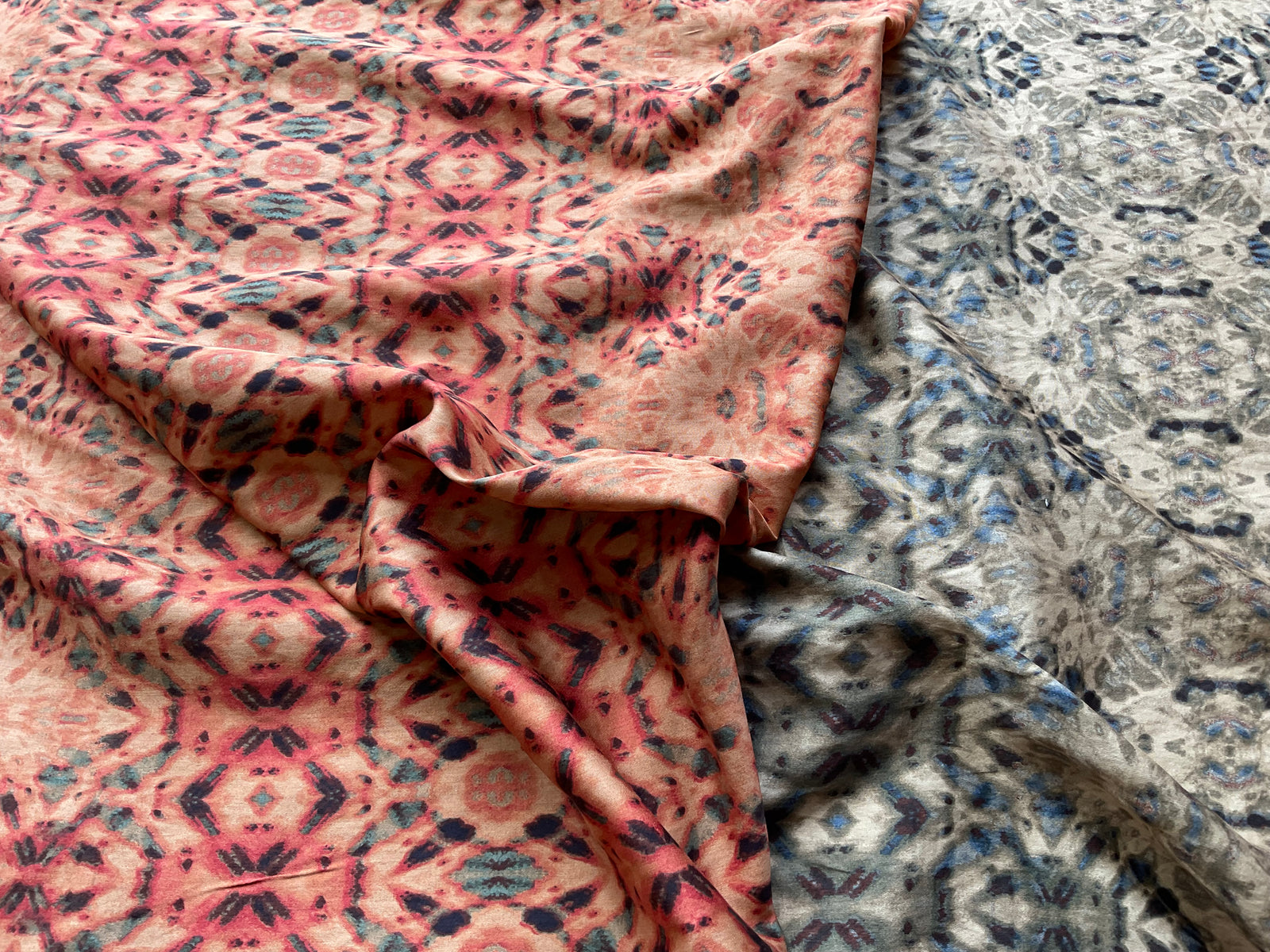 コットン100％のプリントシフォン生地　　オレンジ　オリーブ　ｃ-2　ｃ-3