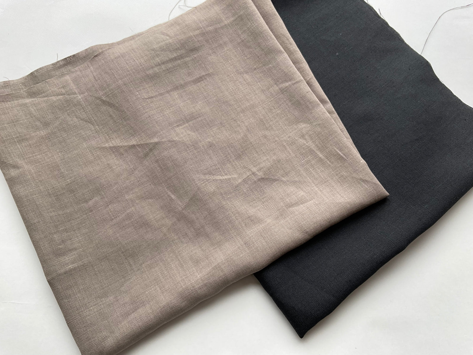 リネンのような風合いのポリエステル生地　ｃ-43　ベージュ　ｃ-44　ブラック